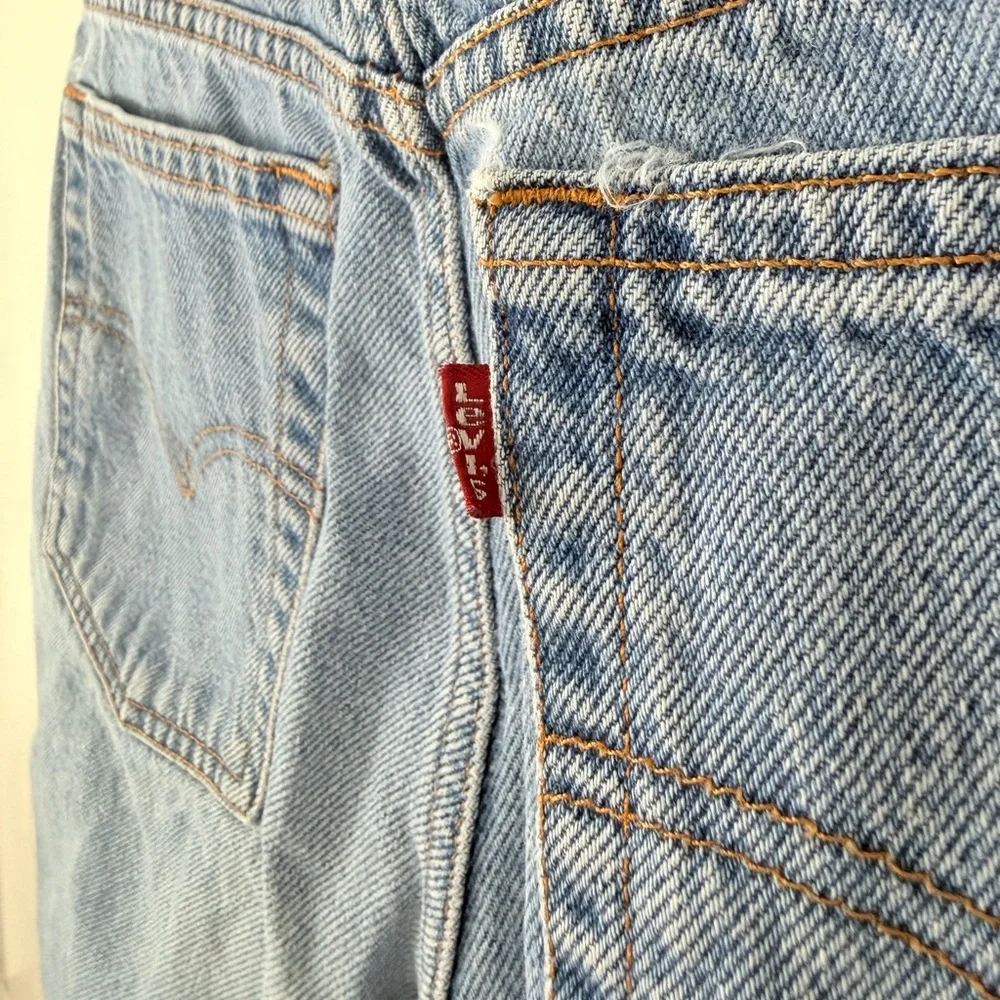 VTG Levi's 647 Denim Shorts Jr Womens 9 Light Wash 90s HighRise Mom 6.5” Shorts - Picture 8 of 14